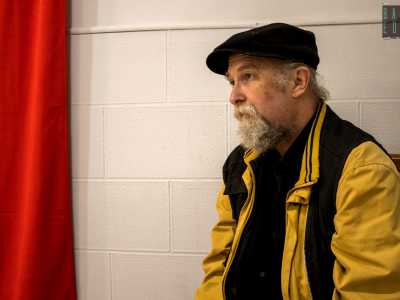 � proprio nel teatro suddetto che facciamo la conoscenza del 64enne Ian Algie, colui che ha portato l�inedita improvvisazione teatrale nel capoluogo pugliese